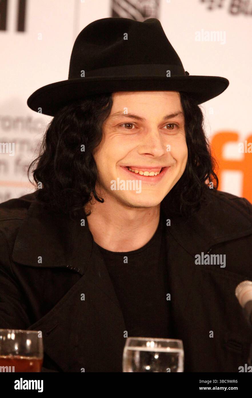 Jack White auf der Pressekonferenz für „White Stripes: Under the Great White Northern Lights“ beim Toronto International Film Festival in Kanada am 18. September 2009 Stockfoto Jack White auf der Pressekonferenz für „White Stripes: Under the Great White Northern Lights“ beim Toronto International Film Festival in Kanada am 18. September 2009 Stockfoto