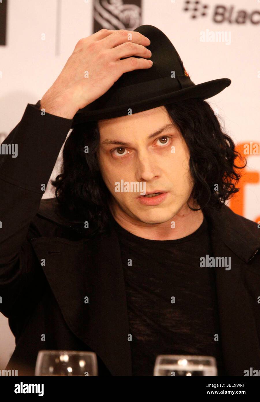 Jack White auf der Pressekonferenz für „White Stripes: Under the Great White Northern Lights“ beim Toronto International Film Festival in Kanada am 18. September 2009 Stockfoto Jack White auf der Pressekonferenz für „White Stripes: Under the Great White Northern Lights“ beim Toronto International Film Festival in Kanada am 18. September 2009 Stockfoto