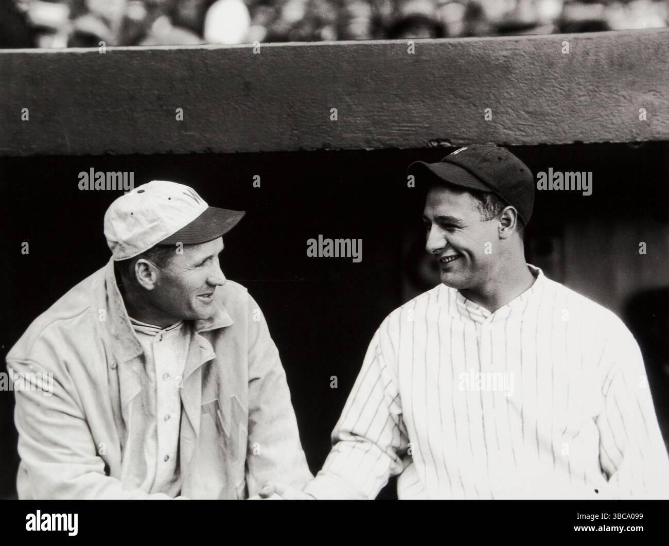 Walter Johnson und Lou Gehrig. Foto von Charles Conlon Stockfoto