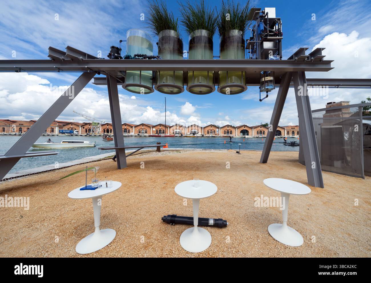 Diller Scofidio + Renfro, Canal Cafe Installation, Venice Arsenale, 19. Venedig Architekturbiennale 2025 Stockfoto