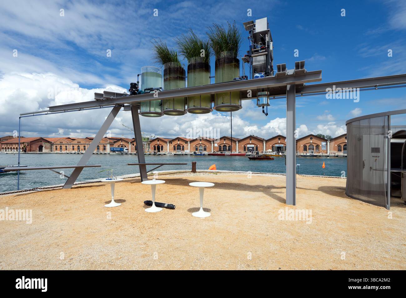 Diller Scofidio + Renfro, Canal Cafe Installation, Venice Arsenale, 19. Venedig Architekturbiennale 2025 Stockfoto