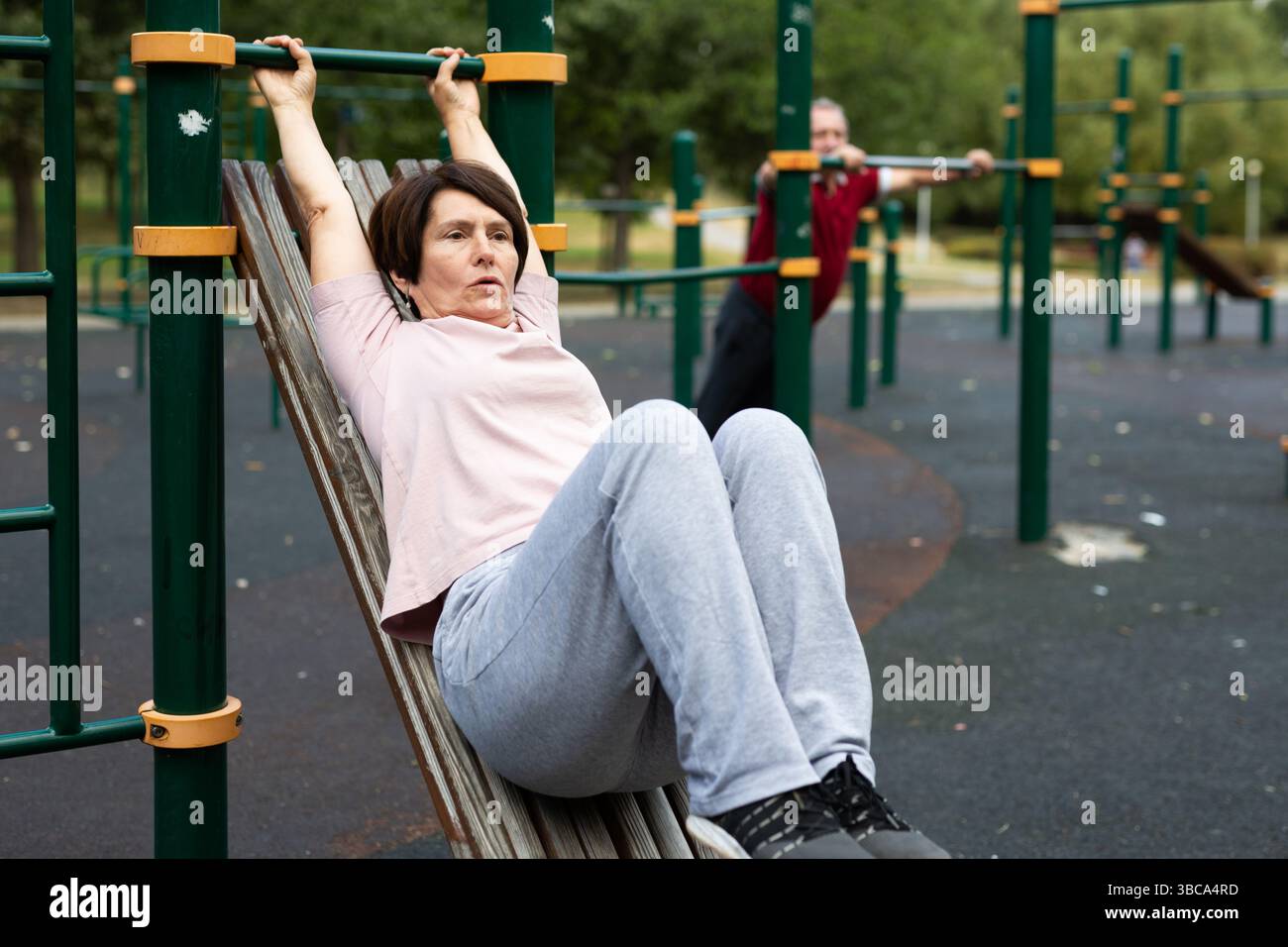 Eine Erwachsene Frau geht auf dem Sportplatz im Stadtpark Sport treiben