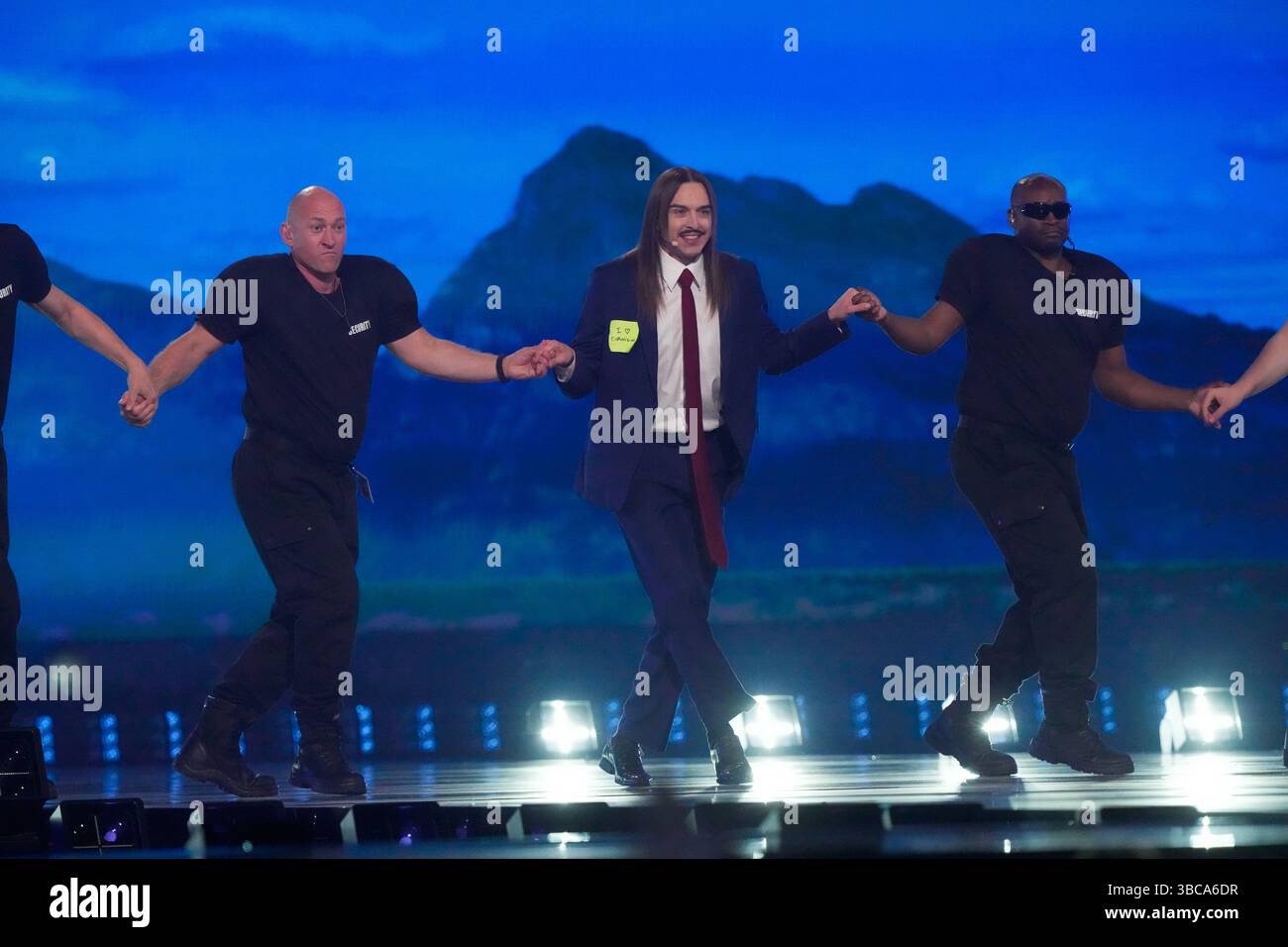 Basel, Schweiz 20250516. Estland mit Tommy Cash und dem Song Espresso Macchiato auf der Bühne während der zweiten Generalprobe vor dem Finale des Eurovision Song Contest 2025. Dies ist die Probe der Jury, und die Grundlage für 50 % der Stimmen wird festgelegt. Alle 37 Jurys gaben ihre Stimmen ab, um den Gewinner des 69. Eurovision Song Contests zu ermitteln. Foto: Terje Bendiksby / NTB Stockfoto