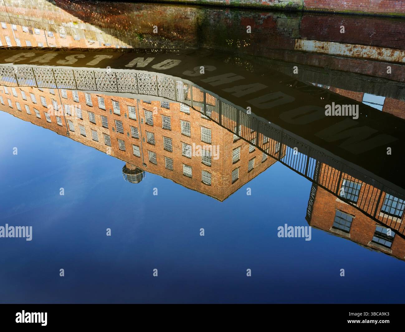 Reflexion von Cast No Shadow, geschrieben unter einer Fußbrücke über den Rochdale Canal Ancoats Manchester Greater Manchester England Stockfoto