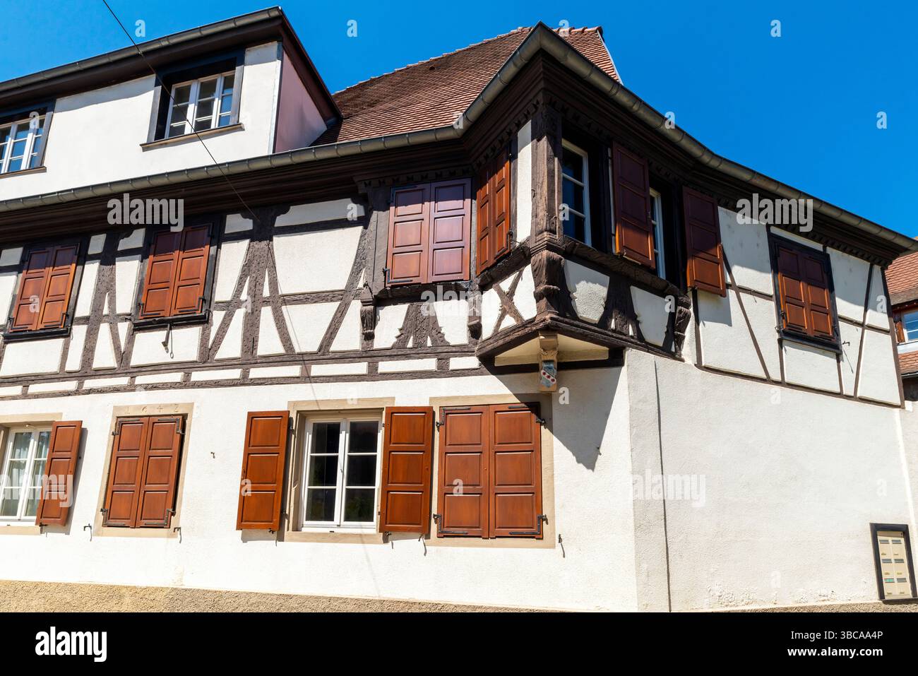 Traditionelles Fachwerkhaus mit Erkerfenster in der mittelalterlichen Altstadt von Benfeld im Elsass. Frankreich. Stockfoto