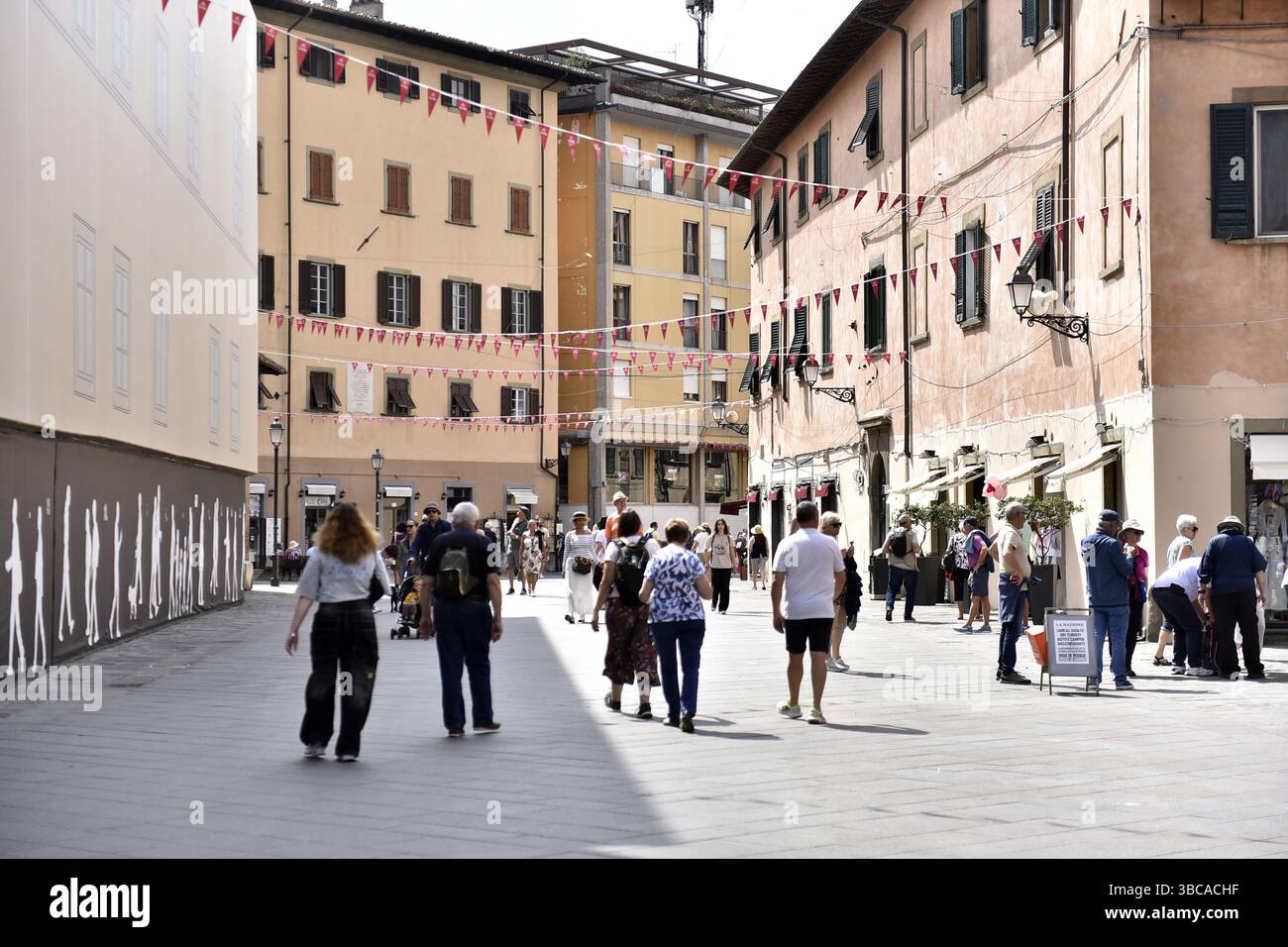 Pisa, 19/05/2025 in Pisa ist fast alles bereit für morgen, wo der Giro d'Italia der Zeitfahrphase Lucca-Pisa, Ankunft auf der Piazza dei Miracoli, stattfinden wird. Auf dem Foto: Rosa Fahnen in der Via Santa Maria. Stockfoto