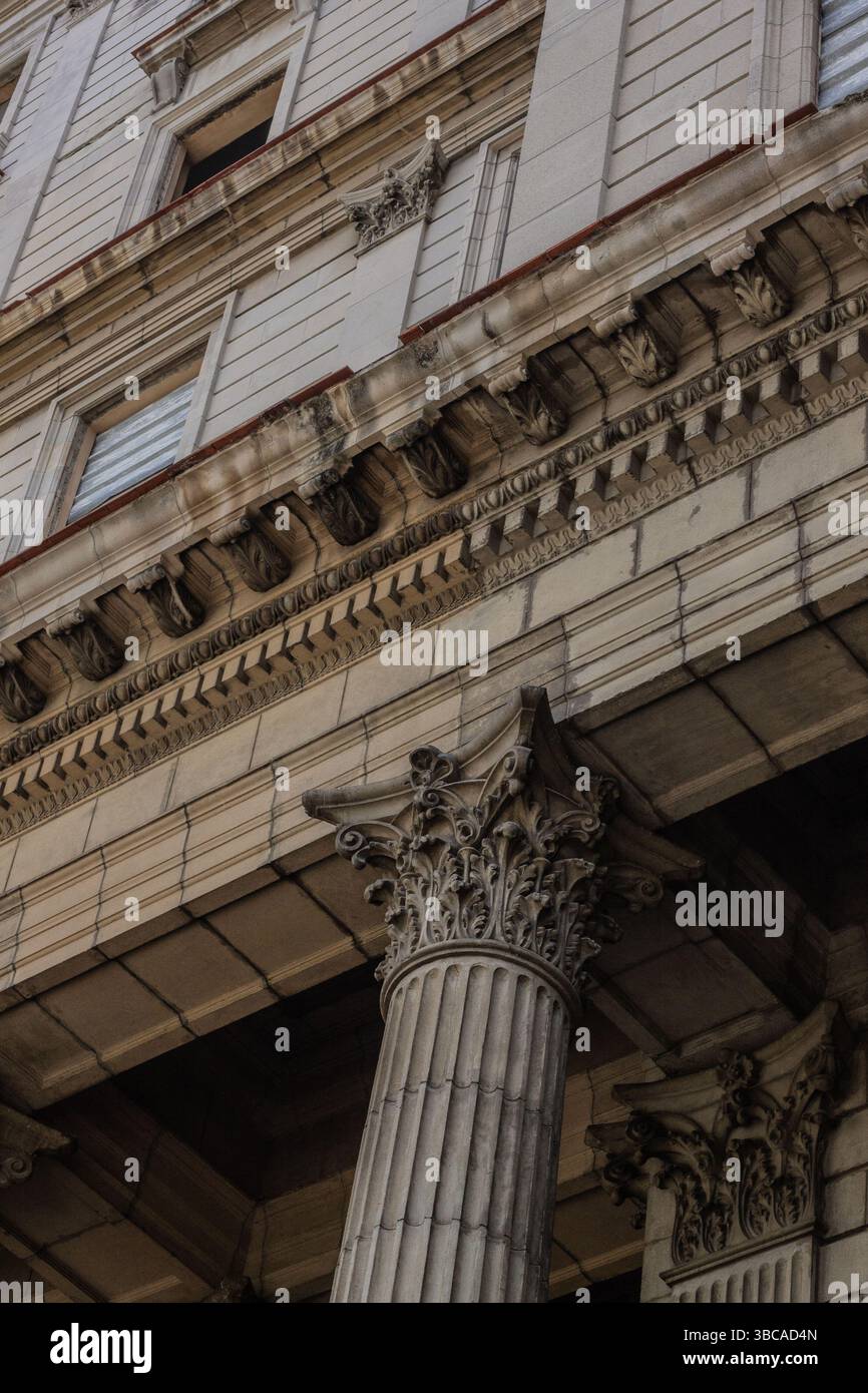 Nahaufnahme der aufwändigen neoklassizistischen architektonischen Details mit korinthischer Säule und komplizierten Schnitzereien an einem Gebäude in Havanna, Kuba Stockfoto