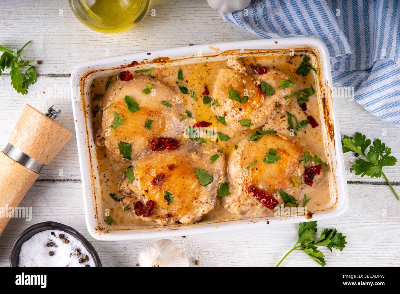 Hähnchenbrust, gebackene Hähnchenschenkel mit cremiger Tomatensoße, trendiges Hähnchenfleischrezept mit sonnengetrockneten Tomaten, Parmesan und harter Sahne, o Stockfoto