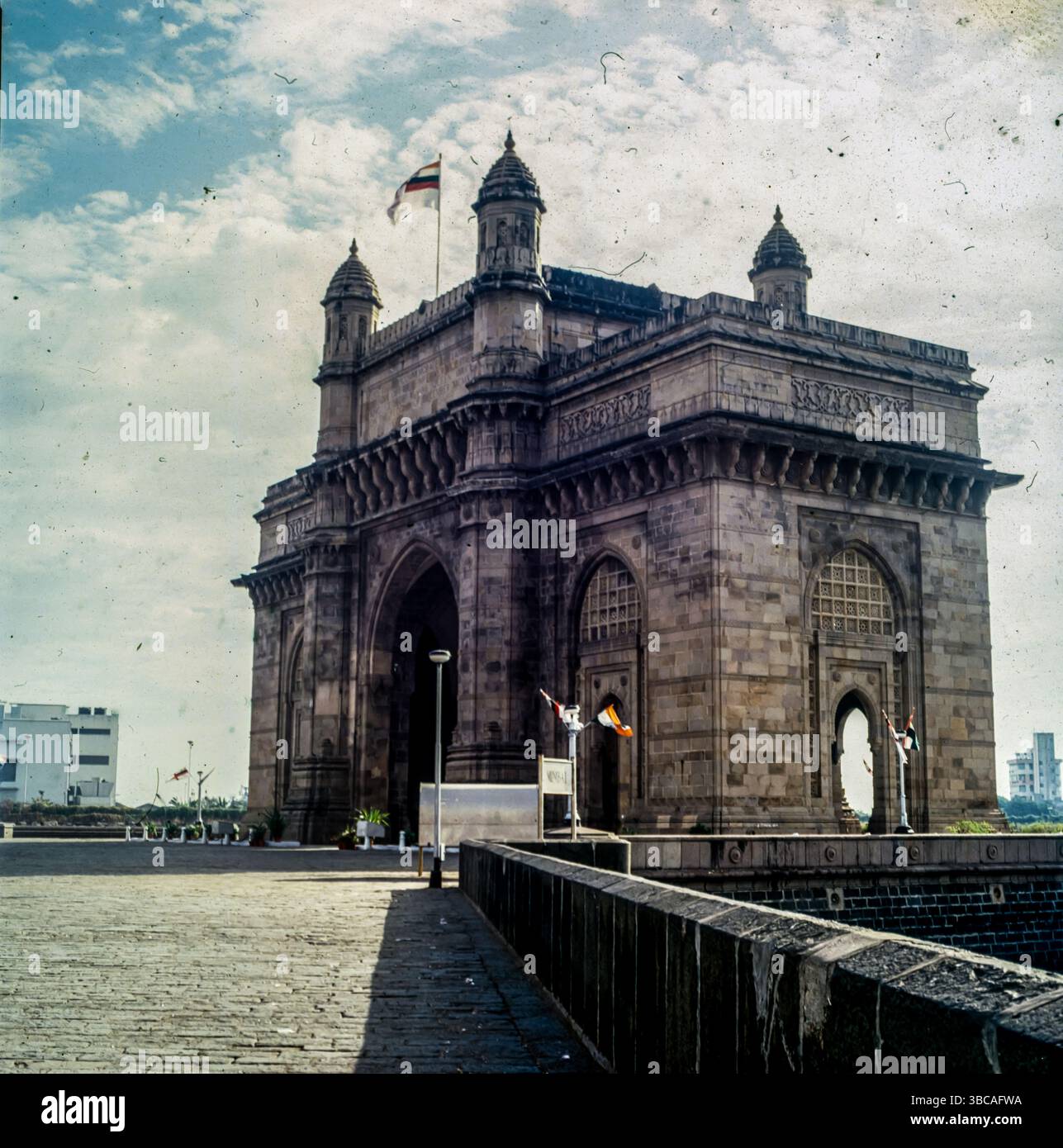 Das Gateway of India ist ein im frühen 20. Jahrhundert in der Stadt Mumbai, Indien, erbautes Bogendenkmal. Es wurde errichtet, um der Landung von König-Kaiser George V zu gedenken, dem ersten britischen Monarchen, der Indien besuchte, im Dezember 1911 an der Strand Road in der Nähe des Wellington Fountain. Stockfoto