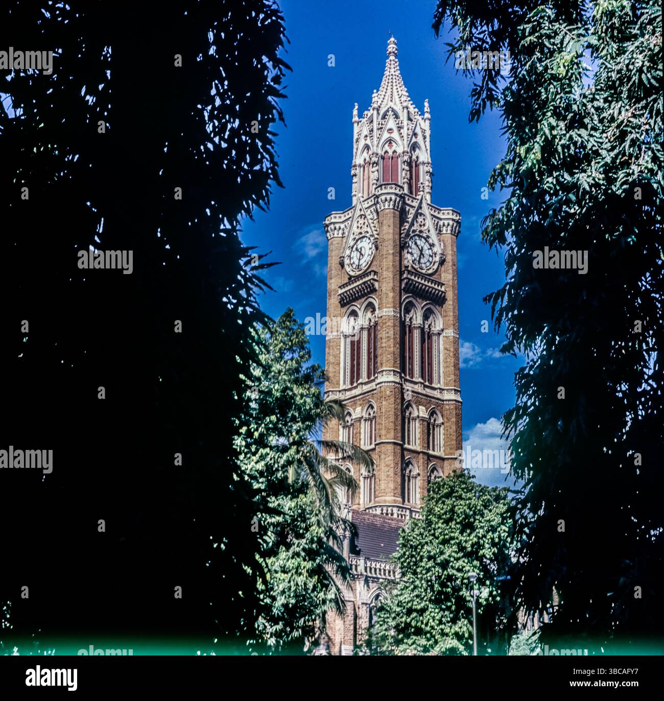 Der Rajabai Tower ist ein Uhrenturm in Süd-Mumbai Indien. Es befindet sich in den Grenzen des Fort Campus der Universität von Mumbai. Er ist auf einer Höhe von 85 m. der Turm ist Teil des viktorianischen und Art Deco Ensemble von Mumbai, das 2018 auf die Liste der Weltkulturerbestätten gesetzt wurde. Stockfoto