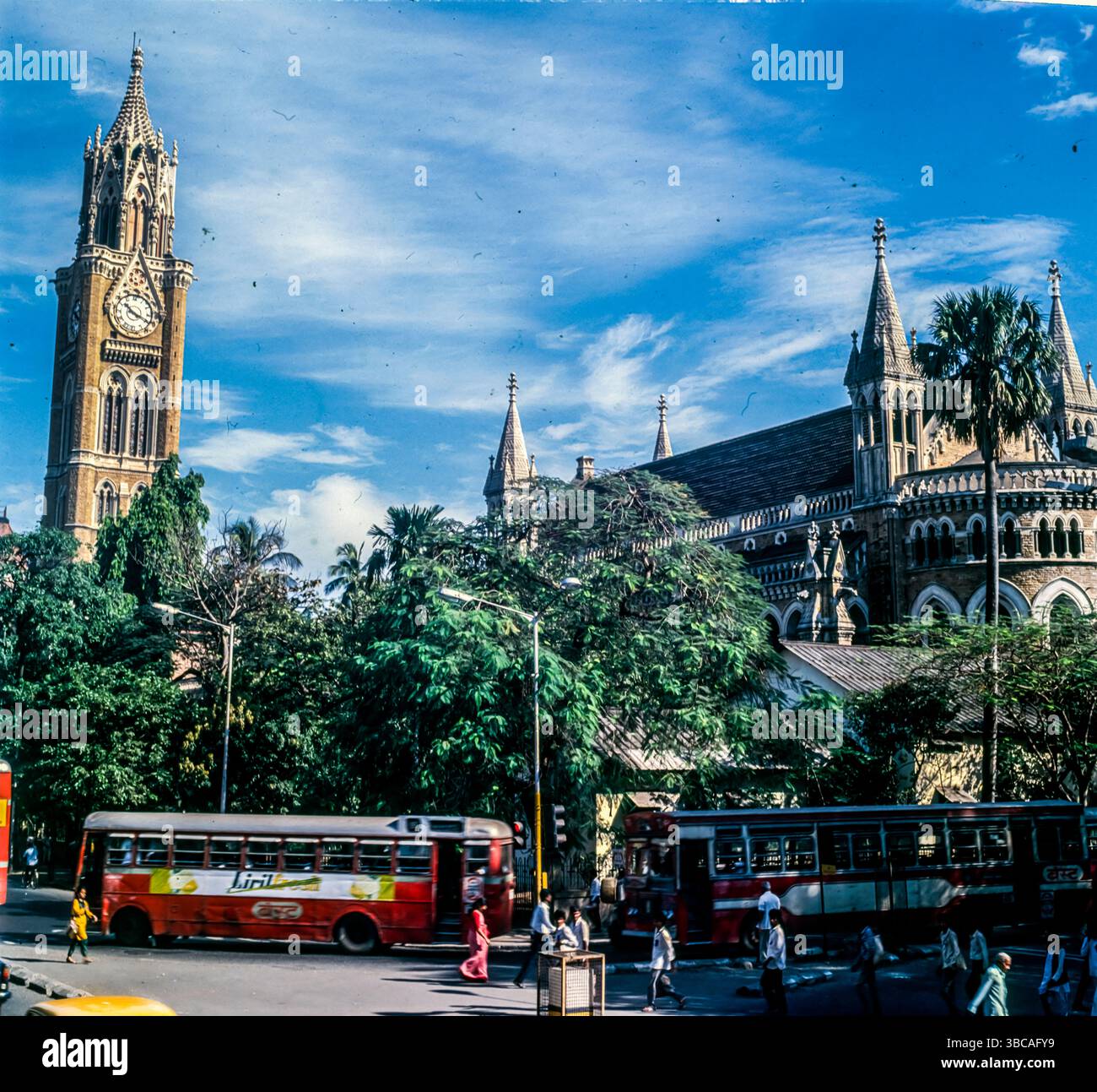 Der Rajabai Tower ist ein Uhrenturm in Süd-Mumbai Indien. Es befindet sich in den Grenzen des Fort Campus der Universität von Mumbai. Er ist auf einer Höhe von 85 m. der Turm ist Teil des viktorianischen und Art Deco Ensemble von Mumbai, das 2018 auf die Liste der Weltkulturerbestätten gesetzt wurde. Stockfoto