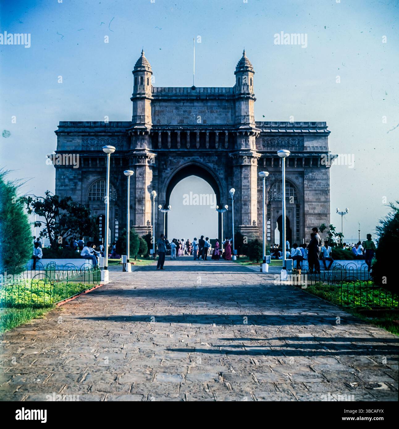 Das Gateway of India ist ein im frühen 20. Jahrhundert in der Stadt Mumbai, Indien, erbautes Bogendenkmal. Es wurde errichtet, um der Landung von König-Kaiser George V zu gedenken, dem ersten britischen Monarchen, der Indien besuchte, im Dezember 1911 an der Strand Road in der Nähe des Wellington Fountain. Stockfoto