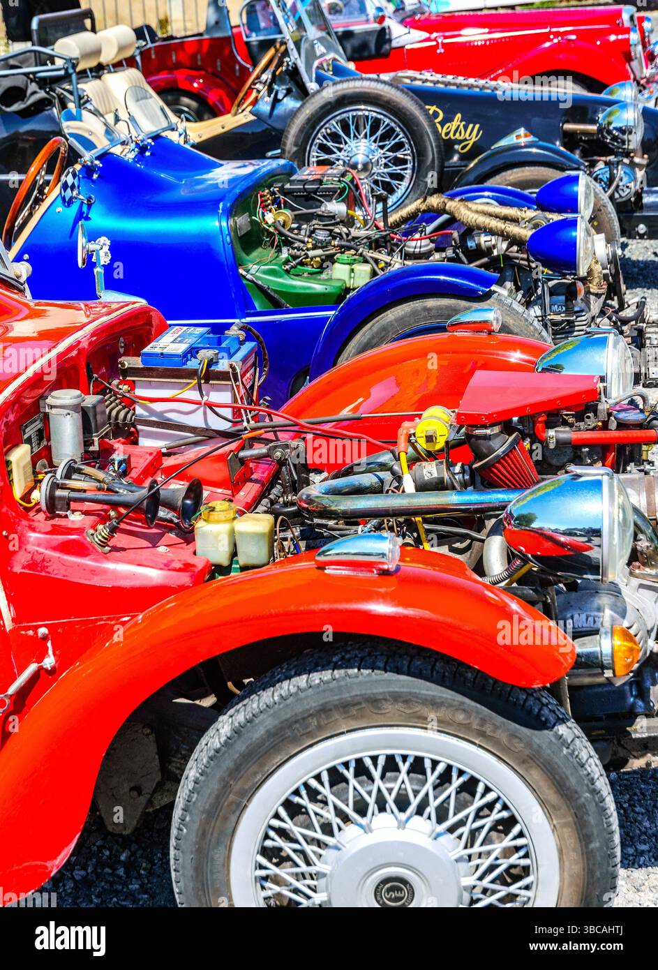 Verschiedene Kit-Autos mit Motorhauben entfernt, um Motoren bei einem Oldtimer-Treffen in Preuilly-sur-Claise, Indre-et-Loire (37), Frankreich zu zeigen. Stockfoto