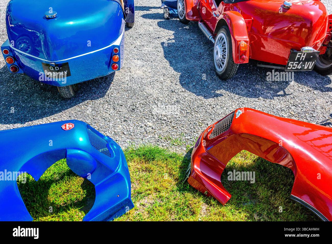 Motorhauben, die vorübergehend aus Kit-Cars entfernt wurden, die auf einem Oldtimer-Treffen in Preuilly-sur-Claise, Indre-et-Loire (37), Frankreich gezeigt wurden. Stockfoto