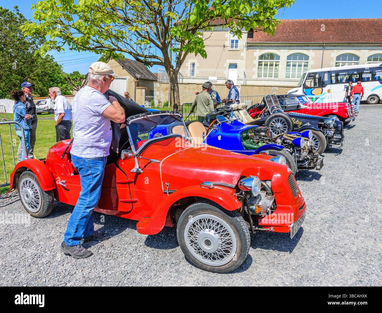 Aufstellung klassischer britischer Kit-Cars bei einem Oldtimer-Treffen in Preuilly-sur-Claise, Indre-et-Loire (37), Frankreich. Stockfoto