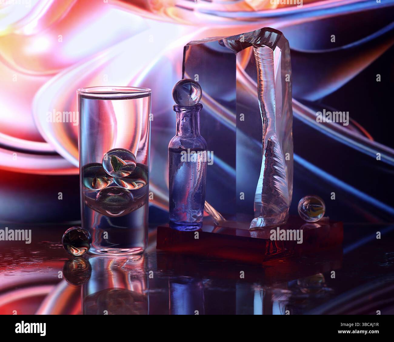 Glasmarmor und transparente Flaschen mit buntem abstrakten Hintergrund Stockfoto