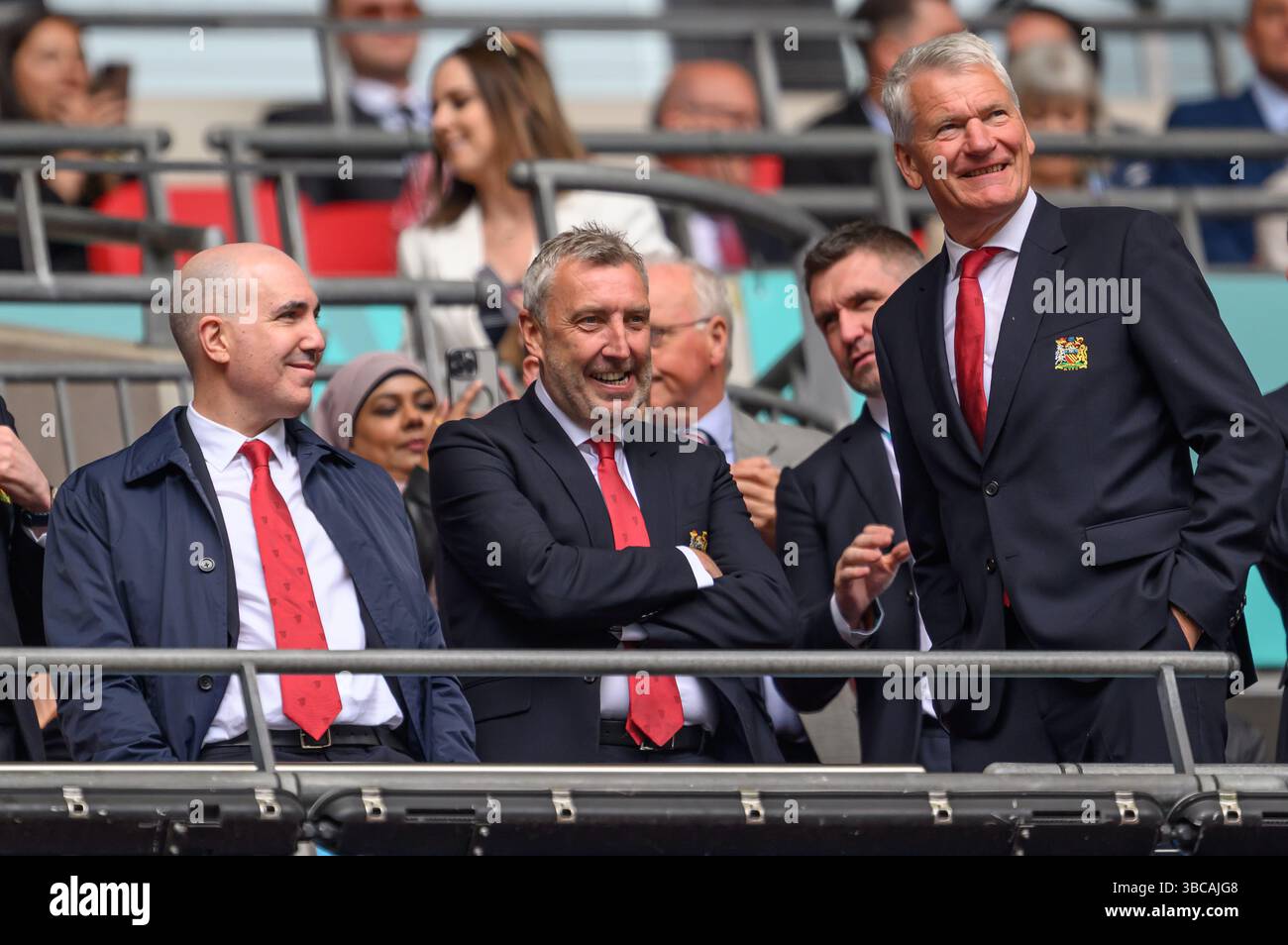 London, Großbritannien. Mai 2025. Chelsea gegen Manchester United - Finale des FA-Pokals der Damen - Wembley Stadium. Manchester United CEO Omar Berrada (L), Technical Director Jason Wilcox und David Gill. Bildnachweis: Mark Pain / Alamy Live News Stockfoto