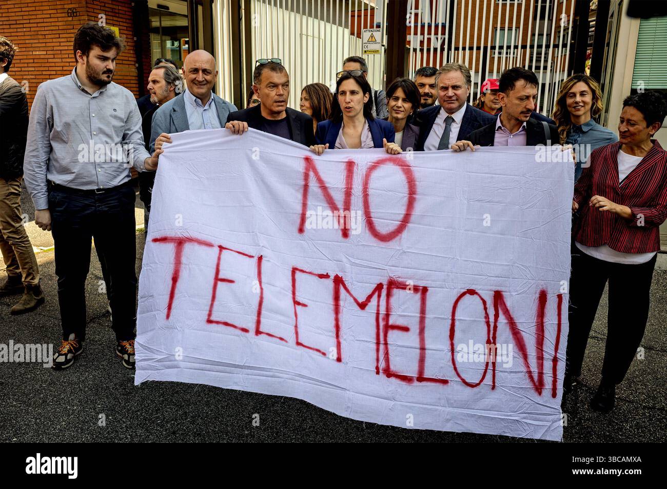 Demokratische Partei protestiert Schweigen bei Volksabstimmungen ROM, ITALIEN - 19. MAI: Demokratische Parteisekretärin Elly Schlein C nimmt an der Protestkundgebung vor dem italienischen Radio- und Fernsehhauptquartier der RAI Teil, die sich gegen den Mangel an Informationen über die Volksabstimmungen vom 8. Und 9. Juni ausspricht. Das Banner lautet: No TeleMeloni am 19. Mai 2025 in Rom, Italien. Rom Italien Copyright: XStefanoxMontesix Stockfoto