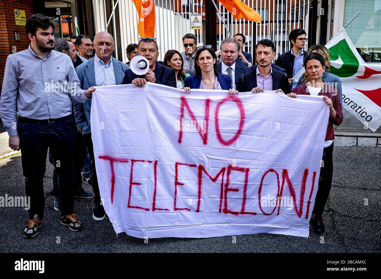Demokratische Partei protestiert Schweigen bei Volksabstimmungen ROM, ITALIEN - 19. MAI: Demokratische Parteisekretärin Elly Schlein C nimmt an der Protestkundgebung vor dem italienischen Radio- und Fernsehhauptquartier der RAI Teil, die sich gegen den Mangel an Informationen über die Volksabstimmungen vom 8. Und 9. Juni ausspricht. Das Banner lautet: No TeleMeloni am 19. Mai 2025 in Rom, Italien. Rom Italien Copyright: XStefanoxMontesix Stockfoto