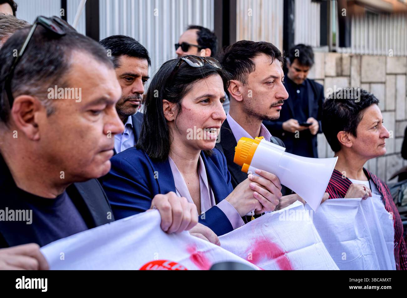 Demokratische Partei protestiert Schweigen bei Volksabstimmungen ROM, ITALIEN - 19. MAI: Demokratische Parteisekretärin Elly Schlein C nimmt an der Protestkundgebung vor dem italienischen Radio- und Fernseh-Hauptquartier der RAI Teil, die sich gegen den Mangel an Informationen über die Referenden vom 8. Und 9. Juni am 19. Mai 2025 in Rom, Italien, ausspricht. Rom Italien Copyright: XStefanoxMontesix Stockfoto