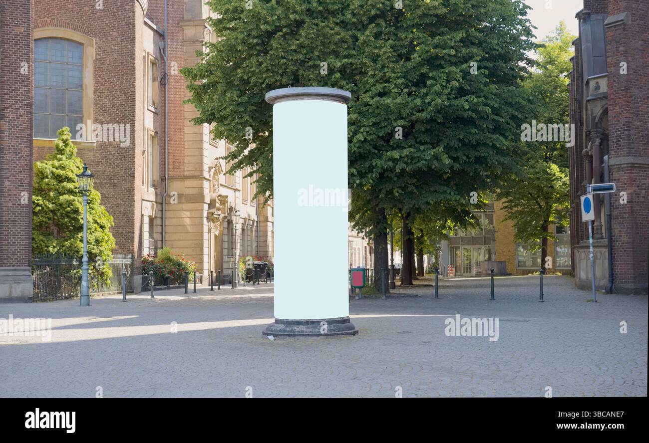 Leere Werbesäule mit historischen Gebäuden, freier Kopierraum Stockfoto