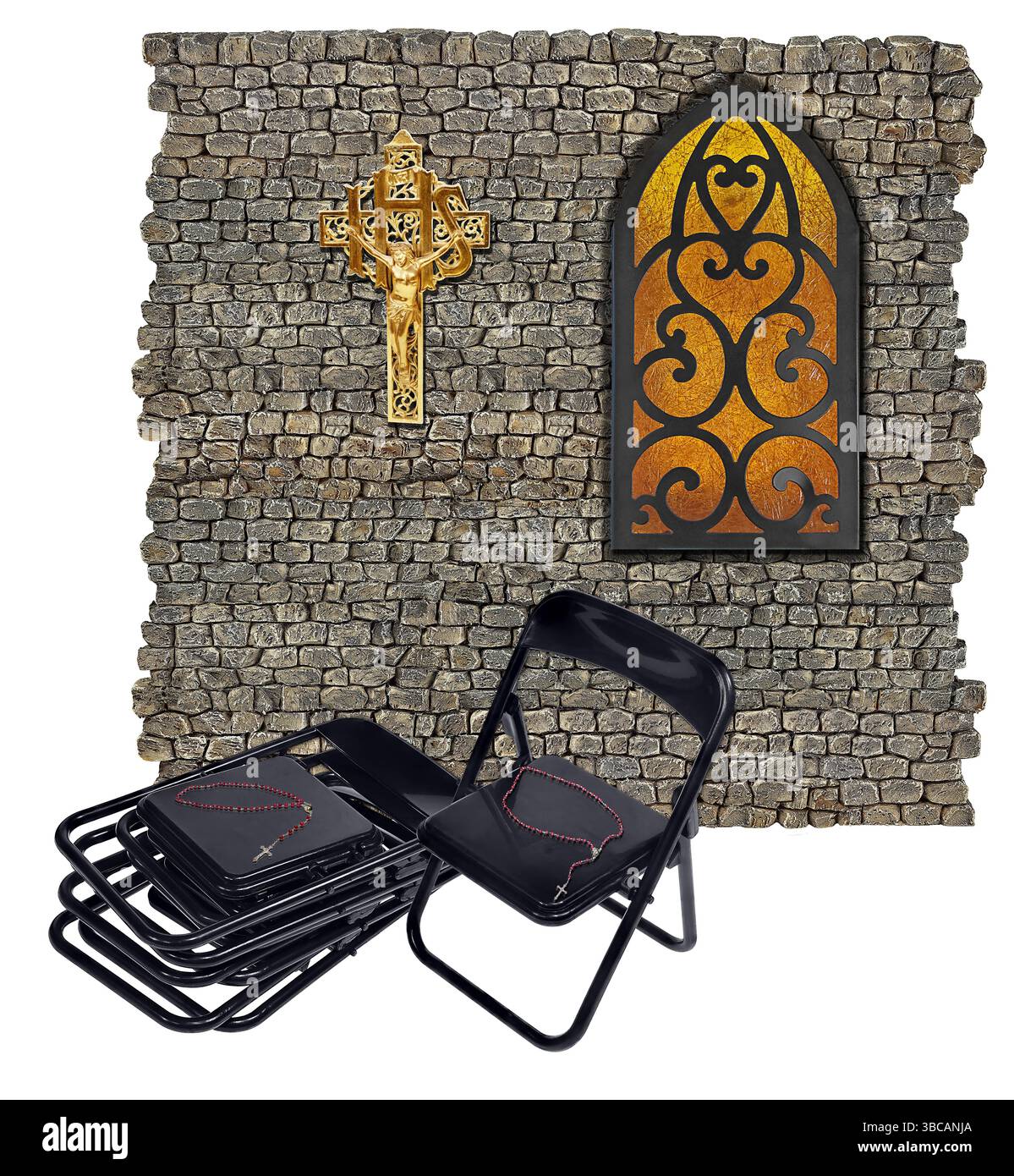 Klappstuhl mit Rosenkranz in einer Kirche mit grünem Buntglasfenster und einem Kruzifix an der Wand Stockfoto