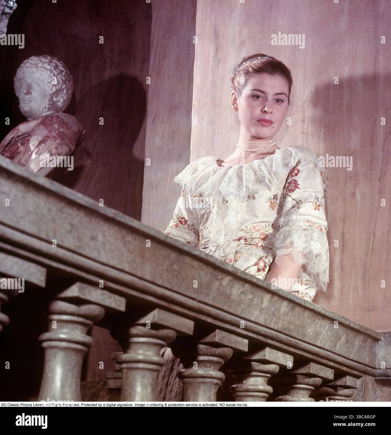 Wie im 18. Jahrhundert. Maj-Britt Nilsson (1924–2006) in einem Fotoshooting im Schloss Drottningholm für einen Roman über Magdalena Rudenschöld von Ole Söderström. Das Foto wurde ursprünglich veröffentlicht, um einen historischen Roman zu illustrieren, der in mehreren Episoden in einer Zeitschrift 1956 läuft. Das Zimmer, die Möbel und die Kleidung sind originell und typisch für das Schweden des 18. Jahrhunderts. Maj-Britt Nilsson als Magdalena Rudenschöld spielt die Geschichte im 18. Jahrhundert. Conard Ref. 3168. Stockfoto