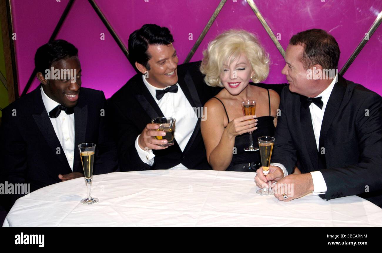 Louis Hoover, Sam Kane, Giles Terera, die Frank Sinatra spielen, Dean Martin und Sammy David Jr in The Rat Pack Live from Las Vegas posieren mit Sunny Thompson, der am 2. September 2009 die Rolle der Marilyn Monroe in Marilyn: Forever Blonde übernehmen wird Stockfoto