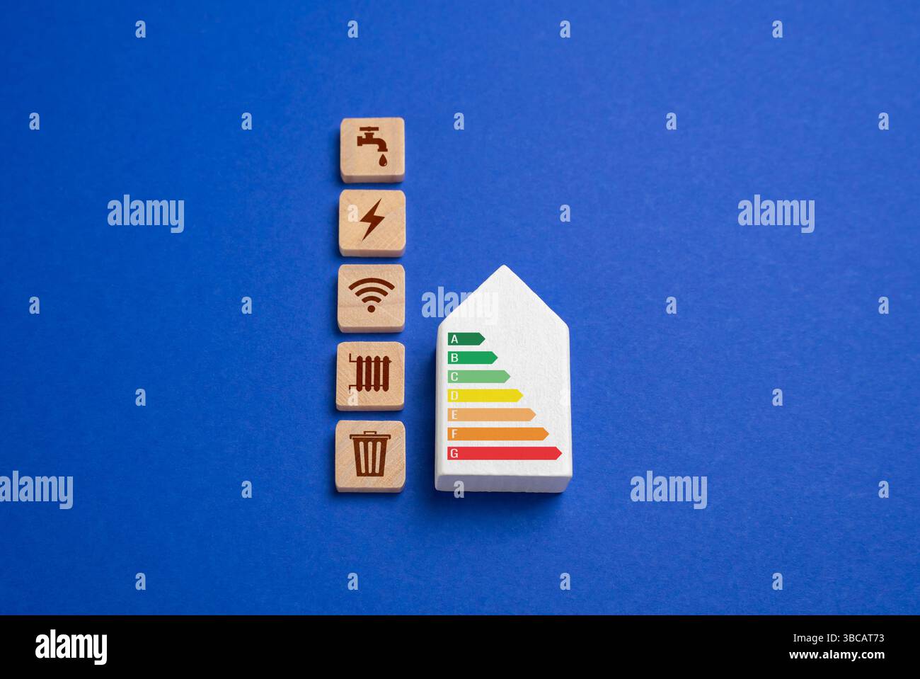 Energieeffiziente Haus- und Versorgungsunternehmen. Konzept der Hausautonomie. Smart Homes, die mit erneuerbaren Energien betrieben werden und für eine effiziente Nutzung von Versorgungseinrichtungen konzipiert sind. Fut Stockfoto