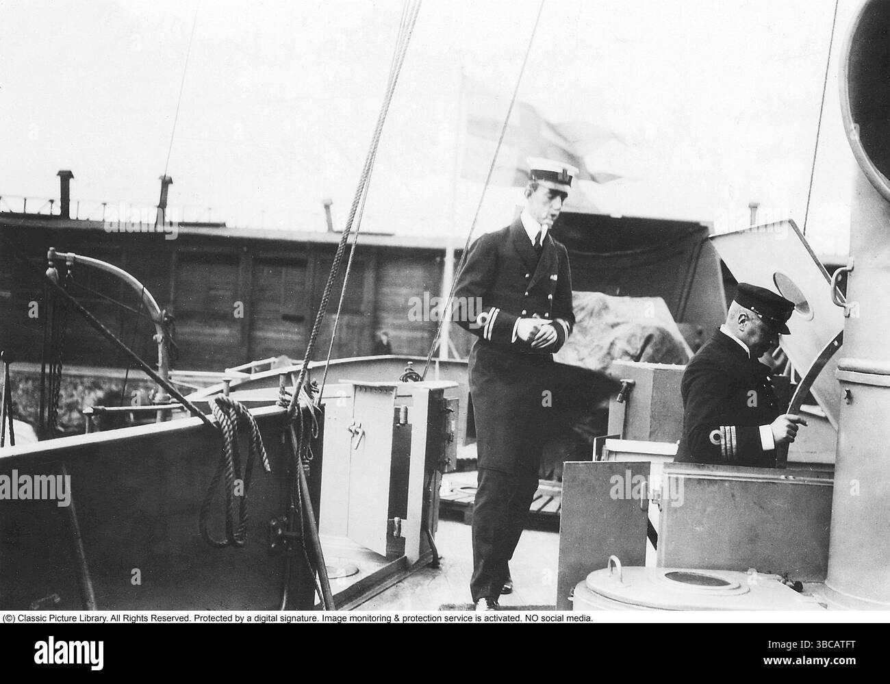 Prinz Wilhelm (1884–1965) war ein schwedischer Fürst und Herzog von Södermanland. Er war der Sohn von König Gustaf V. und Königin Victoria. 1908 heiratete er Großherzogin Maria Pawlowna, eine Cousine des Zaren Nikolaus II. Von Russland. Ihre Ehe war jedoch zutiefst unglücklich und endete 1914 mit der Scheidung. Zusammen hatten sie einen Sohn, Lennart, geboren 1909. Prinz Wilhelm diente von 1898 bis 1904 als Kadett, graduierte 1904 als Marineoffizier und wurde im selben Jahr zum Unterleutnant ernannt. 1906 wurde er zum Leutnant und 1913 zum Captain befördert. Ab 1914 diente er als Schiffskommandant des Torpedos b Stockfoto