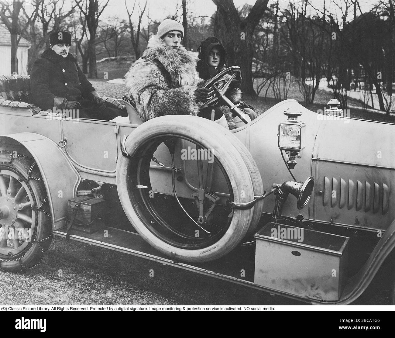 Prinz Wilhelm (1884–1965) war ein schwedischer Fürst und Herzog von Södermanland. Er war der Sohn von König Gustaf V. und Königin Victoria. 1908 heiratete er Großherzogin Maria Pawlowna, eine Cousine des Zaren Nikolaus II. Von Russland. Ihre Ehe war jedoch zutiefst unglücklich und endete 1914 mit der Scheidung. Zusammen hatten sie einen Sohn, Lennart, geboren 1909. In diesem Bild von 1911 sitzt Prinz Wilhelm am Steuer eines Autos, neben ihm seine Frau Maria. Stockfoto