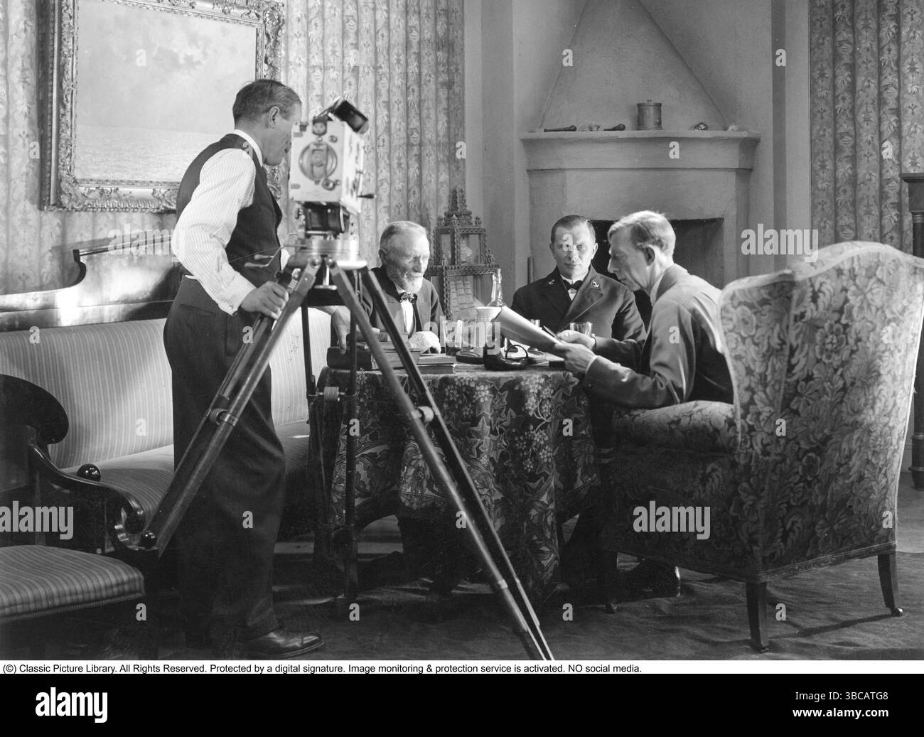 Prinz Wilhelm (1884–1965) war ein schwedischer Fürst und Herzog von Södermanland. Er war der Sohn von König Gustaf V. und Königin Victoria. 1908 heiratete er Großherzogin Maria Pawlowna, eine Cousine des Zaren Nikolaus II. Von Russland. Ihre Ehe war jedoch zutiefst unglücklich und endete 1914 mit der Scheidung. Zusammen hatten sie einen Sohn, Lennart, geboren 1909. Aufgenommen während der Dreharbeiten zum Film Från yttersta skären 1931. Stockfoto