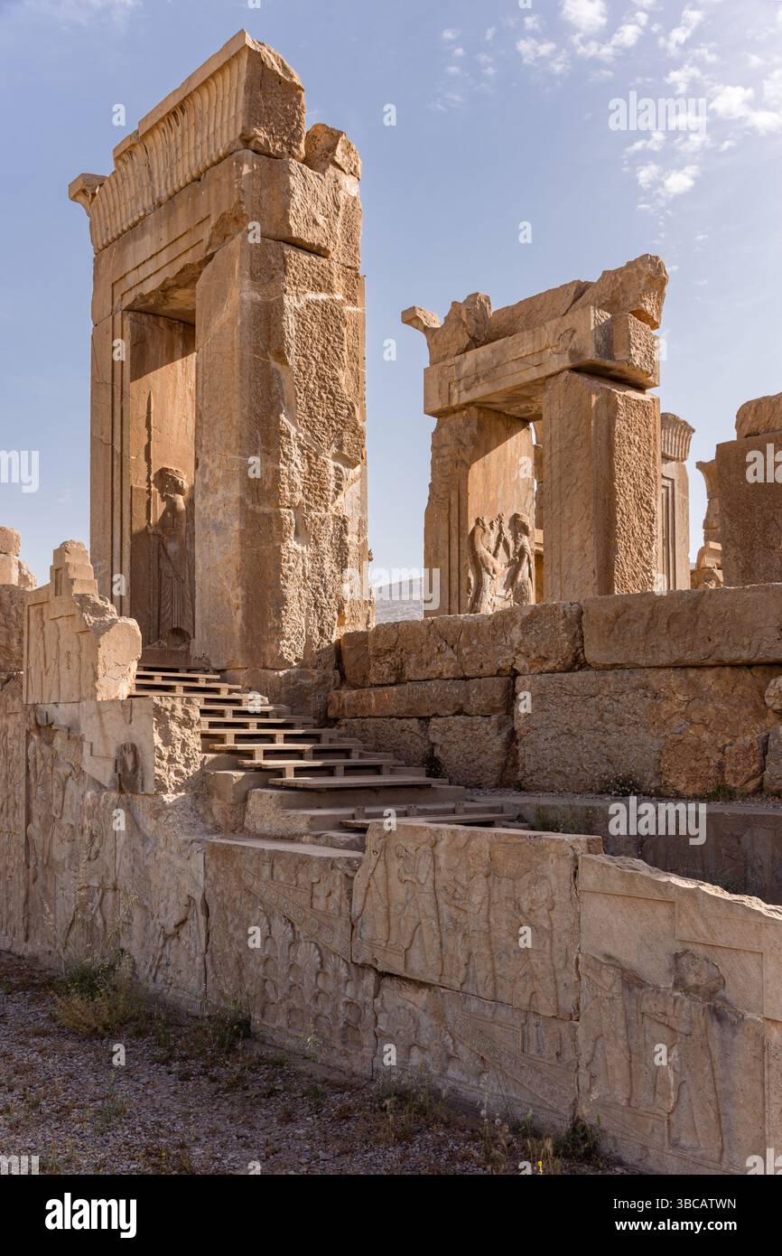 Treppen und Tore mit Skulpturen im persischen Palast in Persepolis, Iran Stockfoto