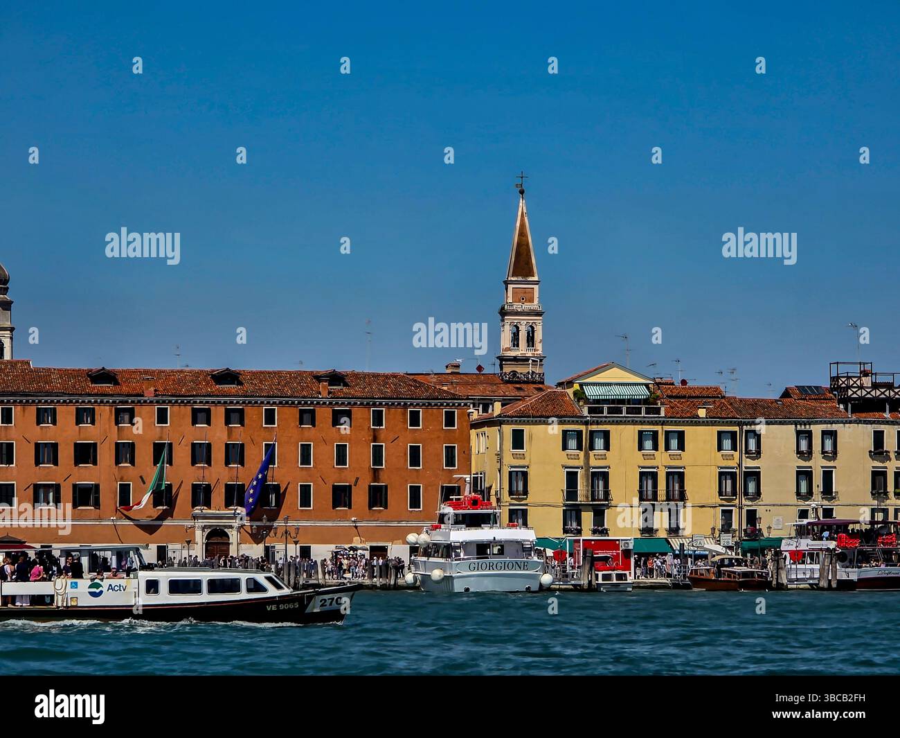 Die Stadt Venedig vom Wassertaxi aus gesehen in der Lagune von Venedig Stockfoto