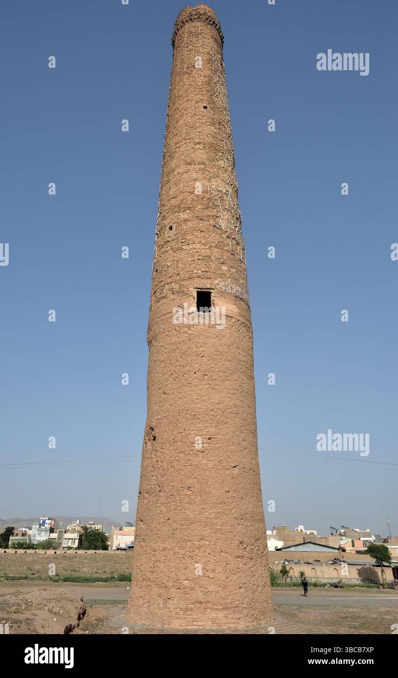ALTE MINARETTE IN DER STADT HERAT IN AFGHANISTAN Stockfoto