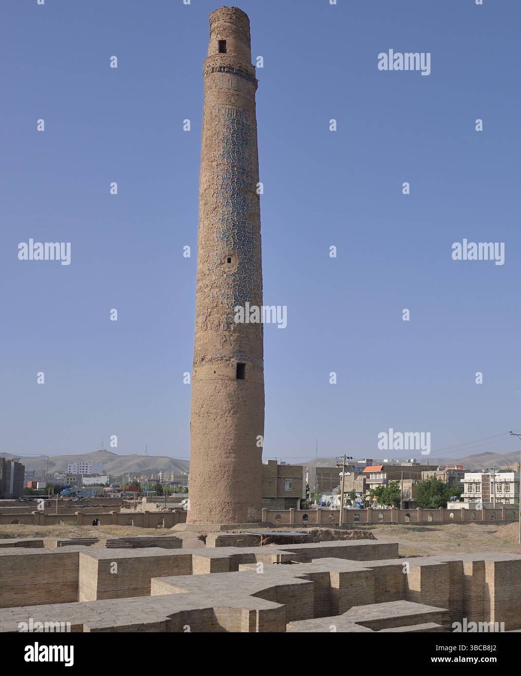 ALTE MINARETTE IN DER STADT HERAT IN AFGHANISTAN Stockfoto