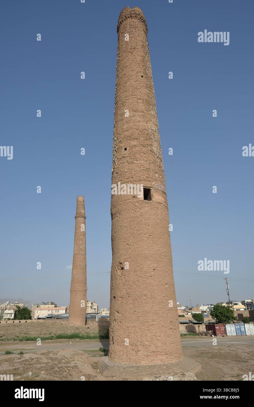 ALTE MINARETTE IN DER STADT HERAT IN AFGHANISTAN Stockfoto