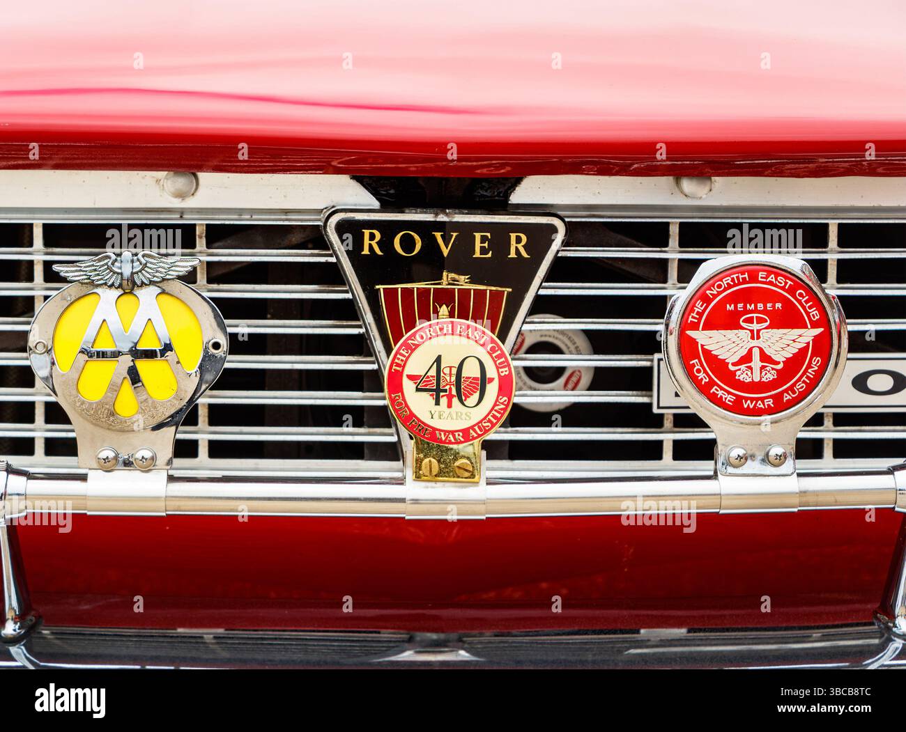 Nahaufnahme des Kühlergrills des roten 1972 rover P6 in Nordschilden Stockfoto