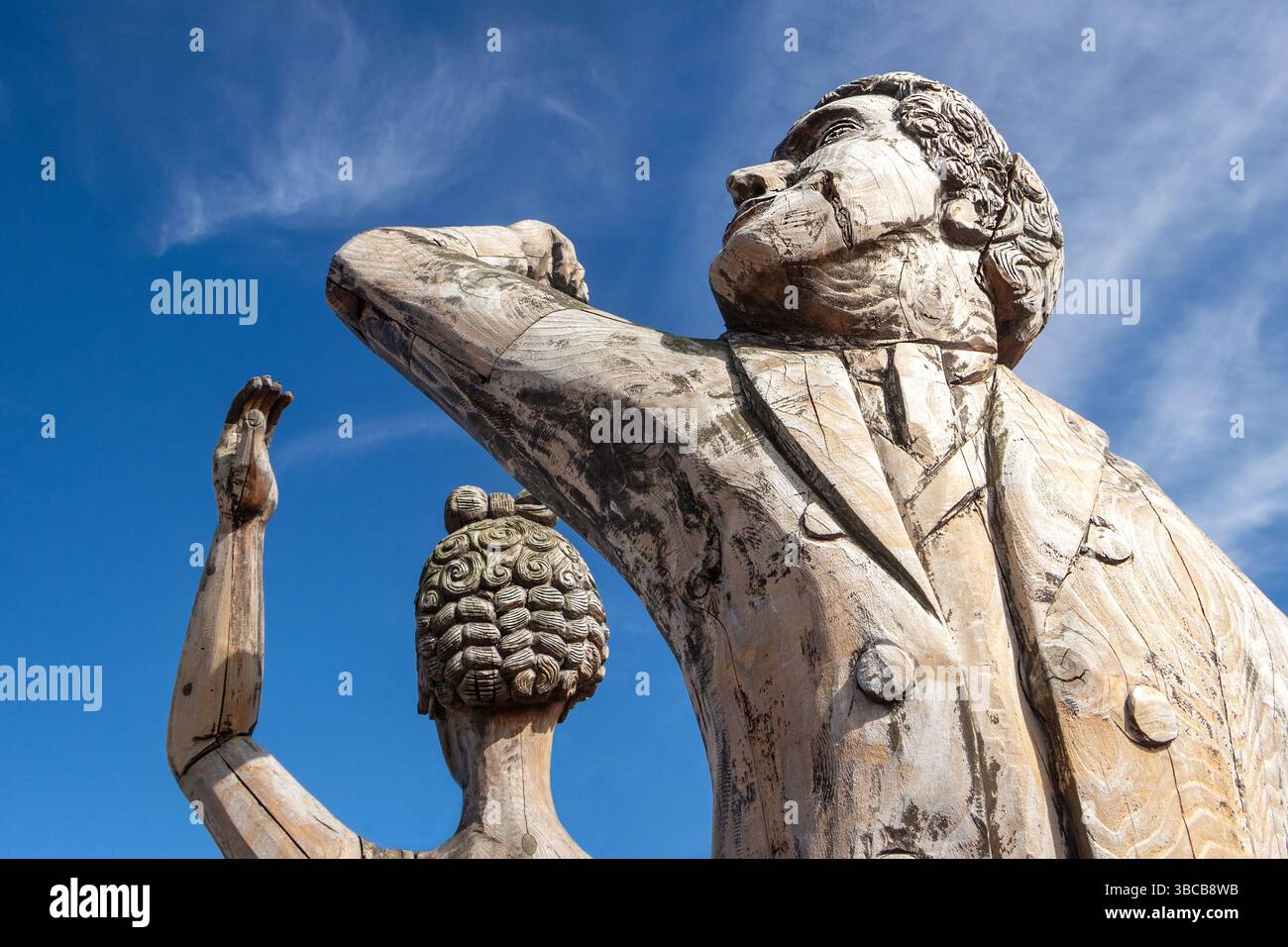 Holzskulptur von Mann und Frau in Seaham Northumberland UK Stockfoto