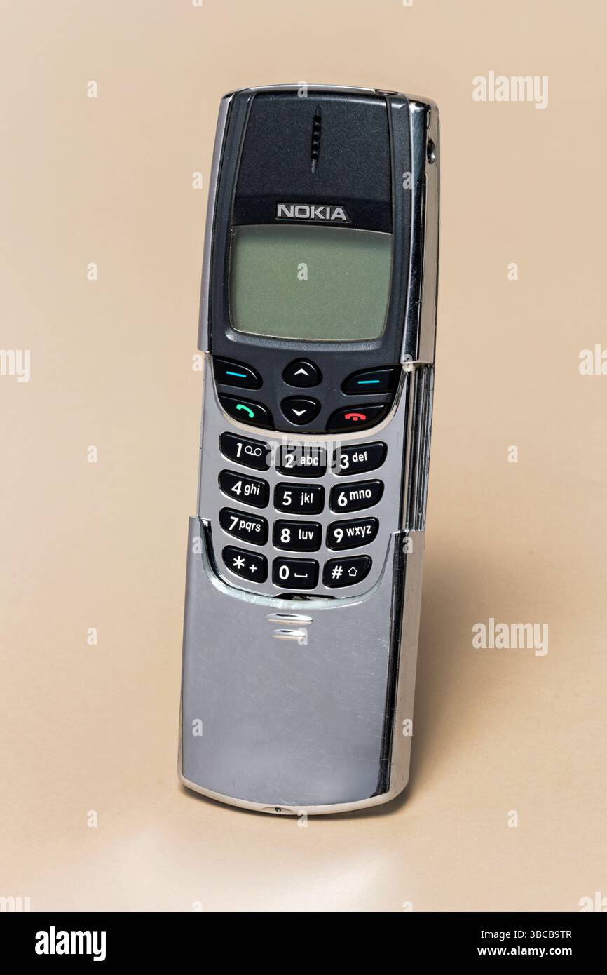 Pavia, Lombardei, Italien - 2. November 2024: Mobiltelefon Nokia 8810, ab 1998. Es war ein SingleBand GSM Phone. Es hatte eine Infrarot-Verbindung. Dargestellt Stockfoto