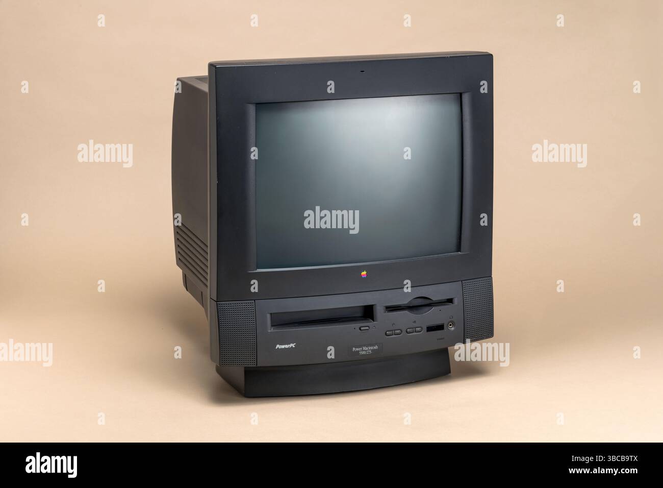 Pavia, Lombardei, Italien - 2. November 2024: PowerPC Apple Power Macintosh 5500-275 ab 1997 im MUSDI Museum. All-in-One Apple Macintosh mit 275 MH Stockfoto