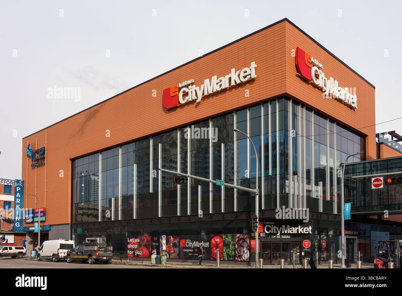 Edmonton, Kanada - 3. April 2025: Der Loblaws City Market im Eisviertel ist ein Banner unter dem Supermarkt Loblaw Companies Limited Stockfoto