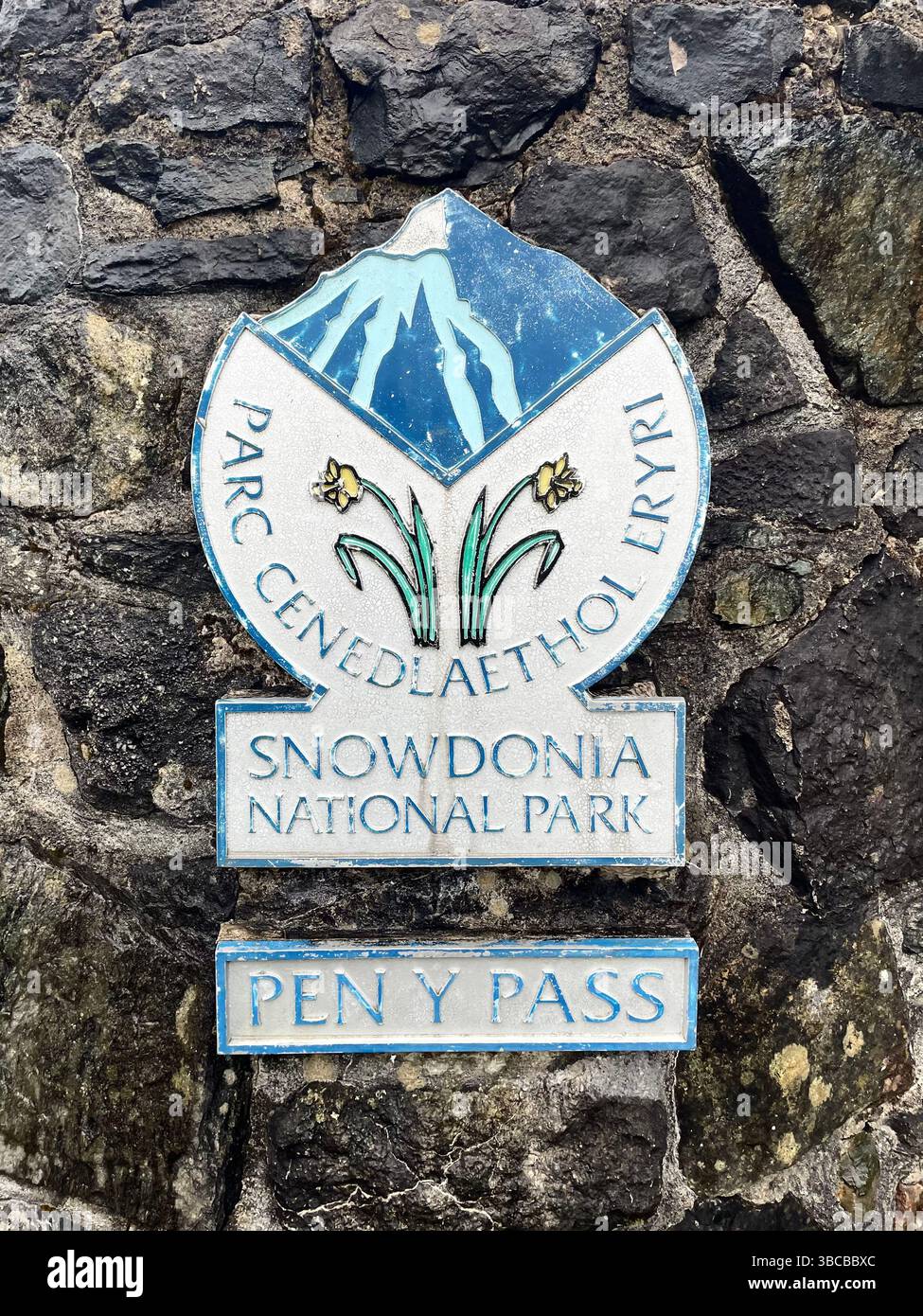 Ein Schild markiert den Eingang zum Pen y Pass im Snowdonia Nationalpark (Parc Cenedlaethol Eryri), einem beliebten Ausgangspunkt für Wanderungen in Yr Wyddfa. Stockfoto