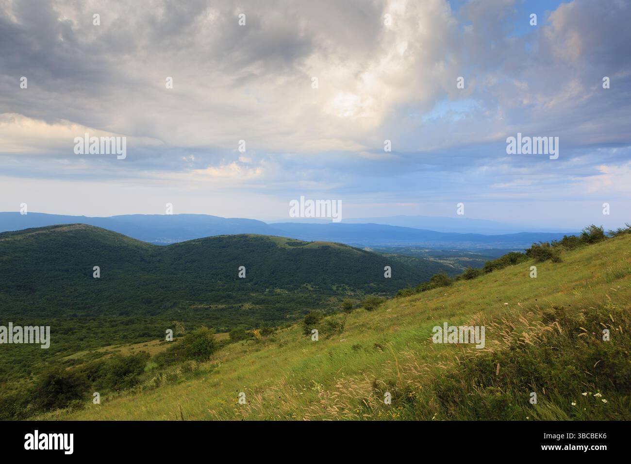 Ein malerischer Blick auf sanfte Hügel auf dem Weg nach Shiljak, in der Rtanj-Bergregion Serbiens. Stockfoto