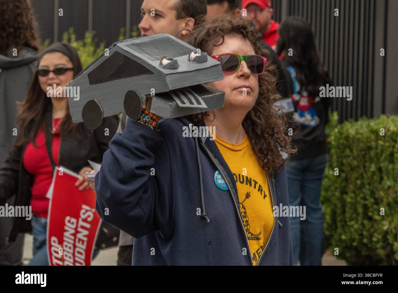 Los Angeles, Kalifornien, USA. Mai 2025. Demonstration in SpaceX Hawthorne, USA, Kämpfe dich gegen Angriffe der Bundesbehörden auf unsere Schulen! Bekämpfen Sie Angriffe auf unsere Schüler, Lehrer und Gemeinschaften, die von der Trump/Musk-Regierung gestartet wurden. Schließen Sie sich dutzenden Lehrergewerkschaften und Verbündeten am 17. Mai an, um unseren Kampf zu SpaceX zu führen, das Elon Musk gehört, in Hawthorne. Trump und Musk testen das Wasser, um zu sehen, womit sie davonkommen können. Wir zeigen ihnen, dass wir bereit sind, uns zu wehren, wenn sie uns drängen. Dies ist eine Demonstration der Macht. Es ist eine Warnung vor dem Kampf, den wir führen werden Stockfoto