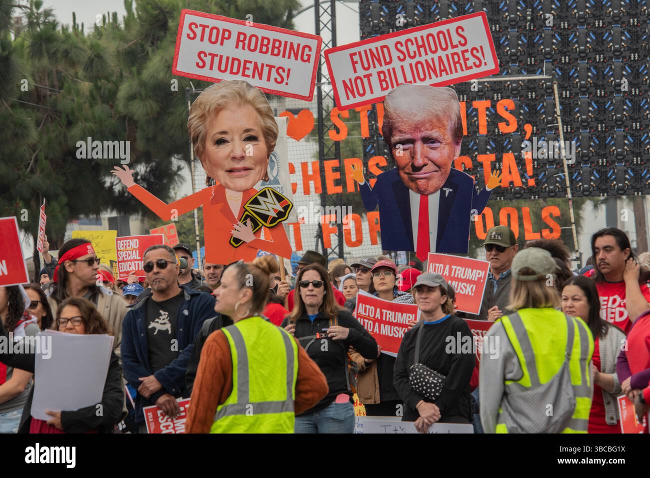 Los Angeles, Kalifornien, USA. Mai 2025. Demonstration in SpaceX Hawthorne, USA, Kämpfe dich gegen Angriffe der Bundesbehörden auf unsere Schulen! Bekämpfen Sie Angriffe auf unsere Schüler, Lehrer und Gemeinschaften, die von der Trump/Musk-Regierung gestartet wurden. Schließen Sie sich dutzenden Lehrergewerkschaften und Verbündeten am 17. Mai an, um unseren Kampf zu SpaceX zu führen, das Elon Musk gehört, in Hawthorne. Trump und Musk testen das Wasser, um zu sehen, womit sie davonkommen können. Wir zeigen ihnen, dass wir bereit sind, uns zu wehren, wenn sie uns drängen. Dies ist eine Demonstration der Macht. Es ist eine Warnung vor dem Kampf, den wir führen werden Stockfoto
