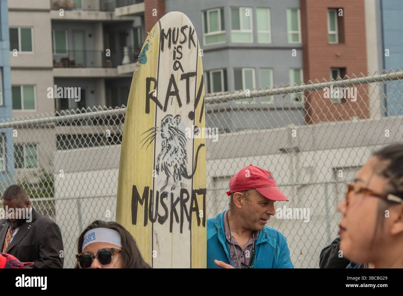 Los Angeles, Kalifornien, USA. Mai 2025. Demonstration in SpaceX Hawthorne, USA, Kämpfe dich gegen Angriffe der Bundesbehörden auf unsere Schulen! Bekämpfen Sie Angriffe auf unsere Schüler, Lehrer und Gemeinschaften, die von der Trump/Musk-Regierung gestartet wurden. Schließen Sie sich dutzenden Lehrergewerkschaften und Verbündeten am 17. Mai an, um unseren Kampf zu SpaceX zu führen, das Elon Musk gehört, in Hawthorne. Trump und Musk testen das Wasser, um zu sehen, womit sie davonkommen können. Wir zeigen ihnen, dass wir bereit sind, uns zu wehren, wenn sie uns drängen. Dies ist eine Demonstration der Macht. Es ist eine Warnung vor dem Kampf, den wir führen werden Stockfoto