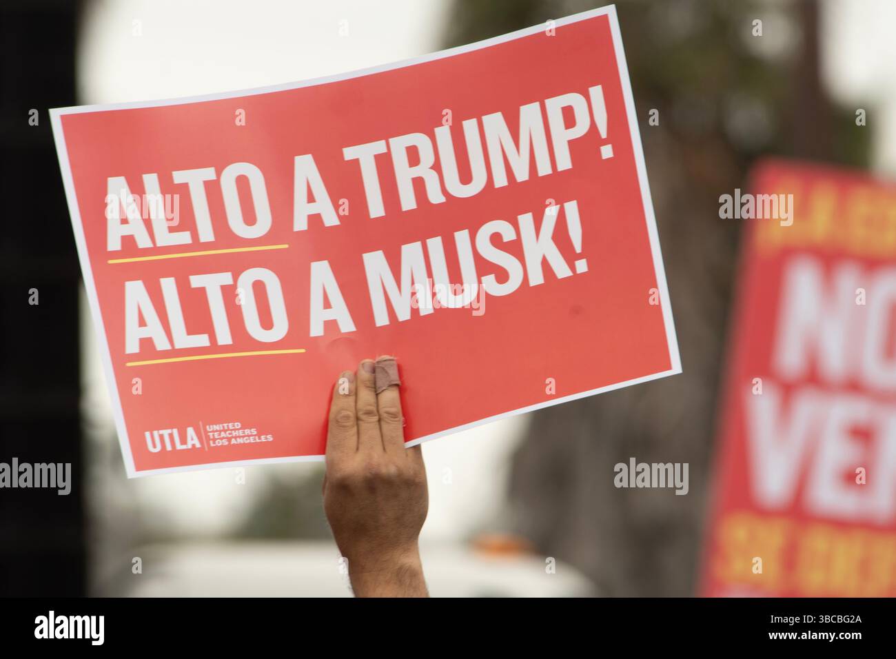 Los Angeles, Kalifornien, USA. Mai 2025. Demonstration in SpaceX Hawthorne, USA, Kämpfe dich gegen Angriffe der Bundesbehörden auf unsere Schulen! Bekämpfen Sie Angriffe auf unsere Schüler, Lehrer und Gemeinschaften, die von der Trump/Musk-Regierung gestartet wurden. Schließen Sie sich dutzenden Lehrergewerkschaften und Verbündeten am 17. Mai an, um unseren Kampf zu SpaceX zu führen, das Elon Musk gehört, in Hawthorne. Trump und Musk testen das Wasser, um zu sehen, womit sie davonkommen können. Wir zeigen ihnen, dass wir bereit sind, uns zu wehren, wenn sie uns drängen. Dies ist eine Demonstration der Macht. Es ist eine Warnung vor dem Kampf, den wir führen werden Stockfoto