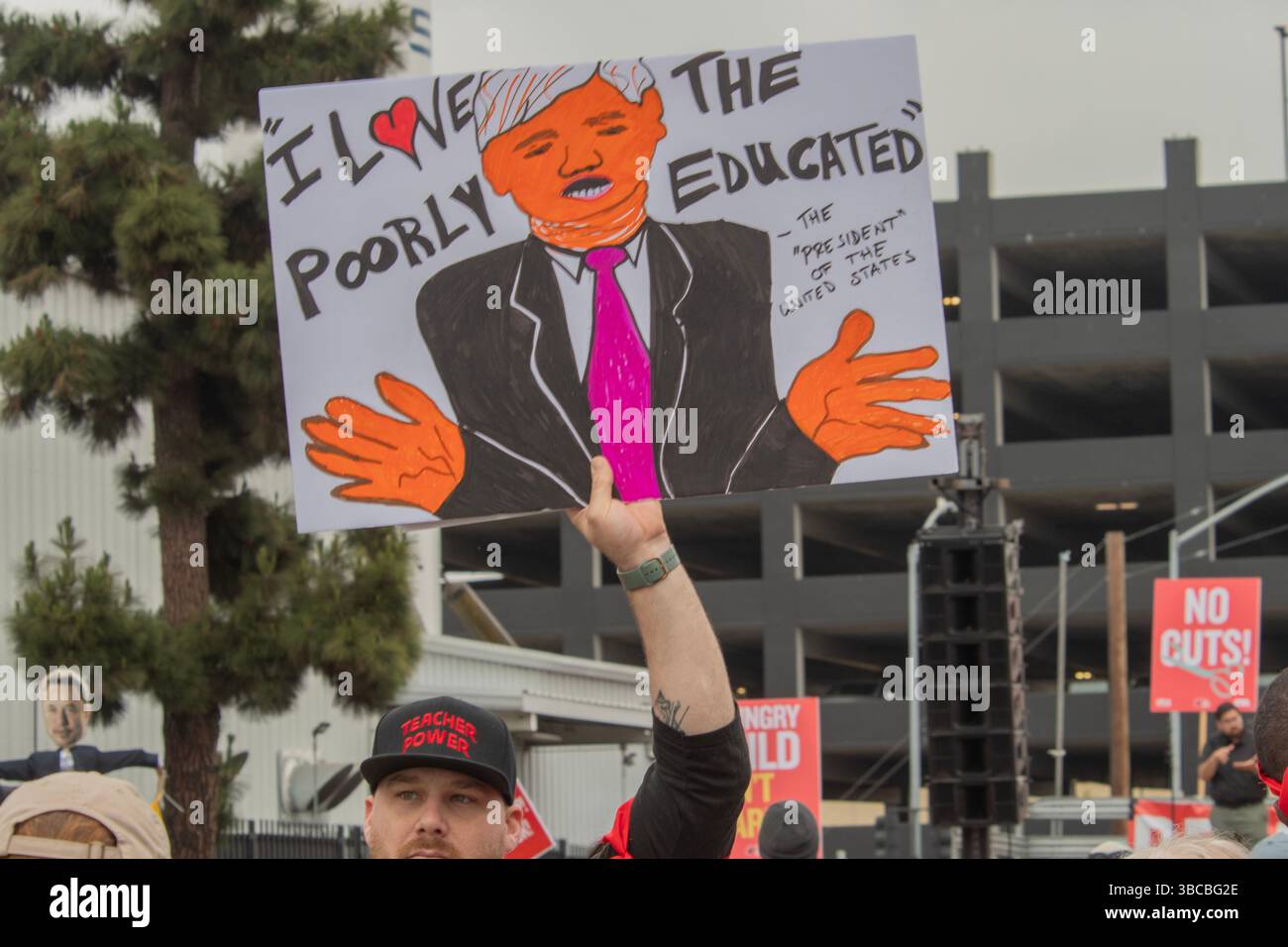 Los Angeles, Kalifornien, USA. Mai 2025. Demonstration in SpaceX Hawthorne, USA, Kämpfe dich gegen Angriffe der Bundesbehörden auf unsere Schulen! Bekämpfen Sie Angriffe auf unsere Schüler, Lehrer und Gemeinschaften, die von der Trump/Musk-Regierung gestartet wurden. Schließen Sie sich dutzenden Lehrergewerkschaften und Verbündeten am 17. Mai an, um unseren Kampf zu SpaceX zu führen, das Elon Musk gehört, in Hawthorne. Trump und Musk testen das Wasser, um zu sehen, womit sie davonkommen können. Wir zeigen ihnen, dass wir bereit sind, uns zu wehren, wenn sie uns drängen. Dies ist eine Demonstration der Macht. Es ist eine Warnung vor dem Kampf, den wir führen werden Stockfoto