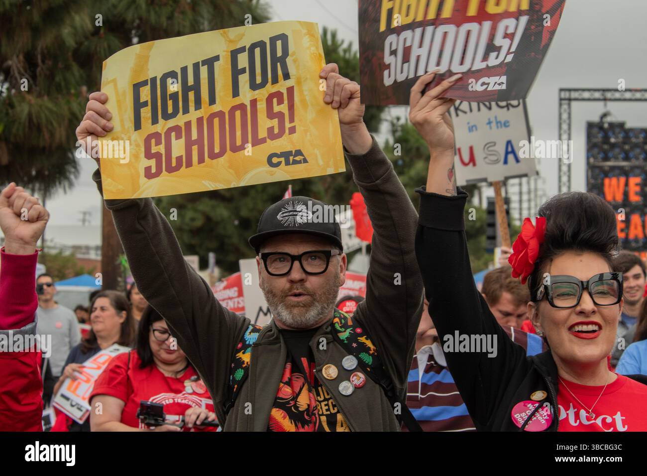 Los Angeles, Kalifornien, USA. Mai 2025. Demonstration in SpaceX Hawthorne, USA, Kämpfe dich gegen Angriffe der Bundesbehörden auf unsere Schulen! Bekämpfen Sie Angriffe auf unsere Schüler, Lehrer und Gemeinschaften, die von der Trump/Musk-Regierung gestartet wurden. Schließen Sie sich dutzenden Lehrergewerkschaften und Verbündeten am 17. Mai an, um unseren Kampf zu SpaceX zu führen, das Elon Musk gehört, in Hawthorne. Trump und Musk testen das Wasser, um zu sehen, womit sie davonkommen können. Wir zeigen ihnen, dass wir bereit sind, uns zu wehren, wenn sie uns drängen. Dies ist eine Demonstration der Macht. Es ist eine Warnung vor dem Kampf, den wir führen werden Stockfoto